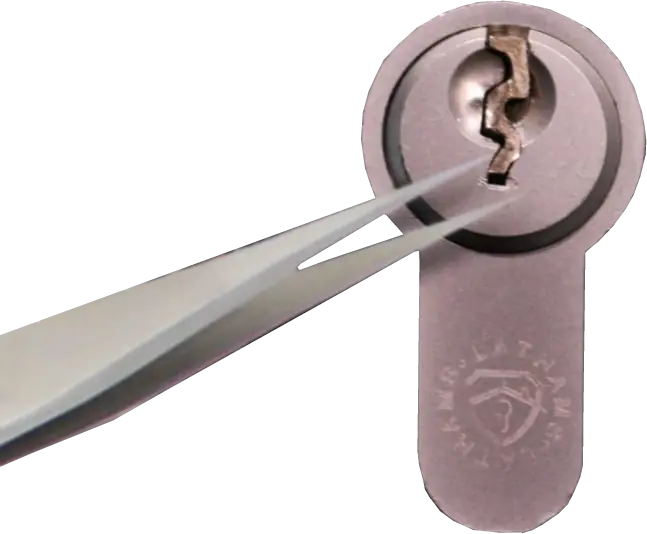 Removing-a-broken-key-with-tweezers-1024×1024